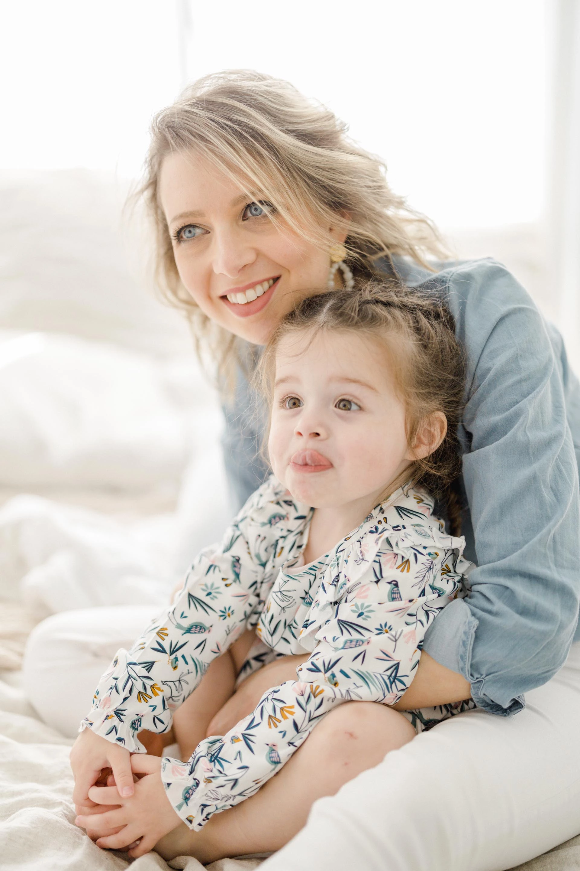 cheveux bonheur main sourire enfant
